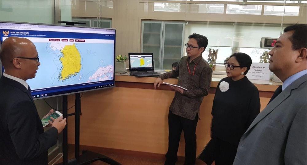 (Menlu Retno Marsudi tengah meninjau fasilitas data centre di KBRI Seoul pada 2018 lalu) www.kemlu.go.id