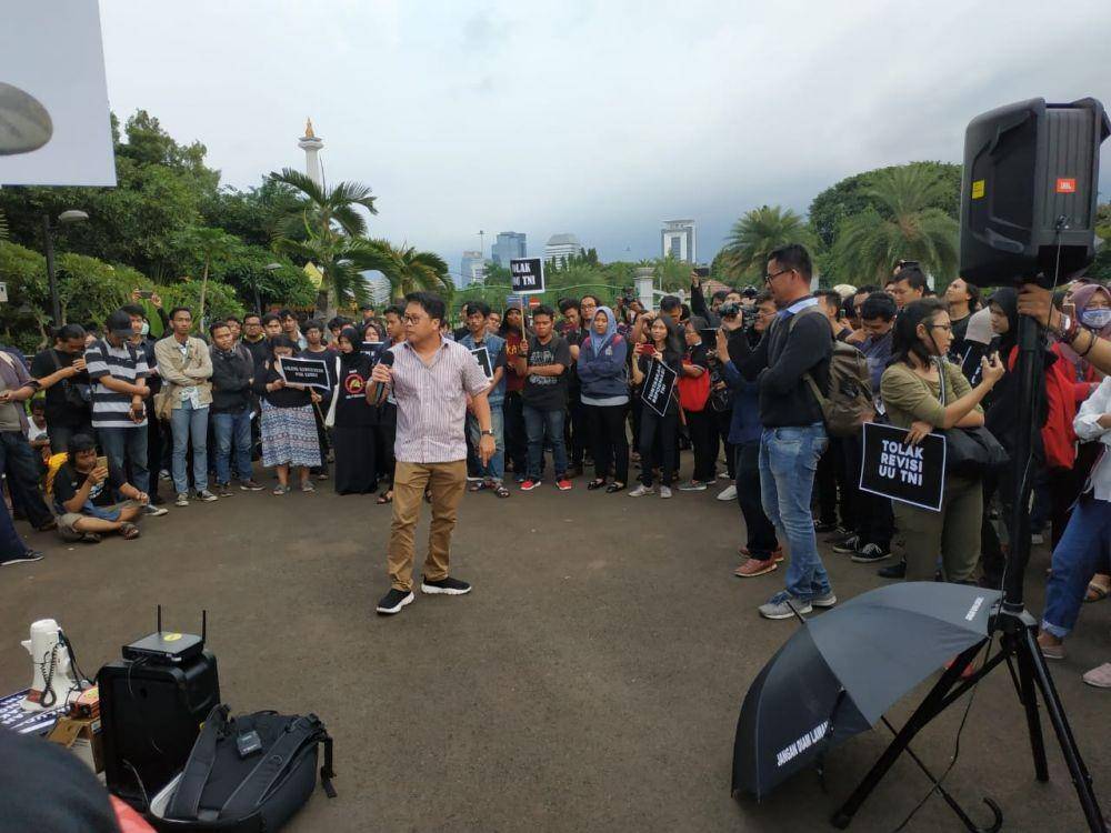Robertus Robert Ketika Berorasi Dalam Aksi Kamisan Ke-576 (Jakarta, IDN Times/Axel Jo Harianja)