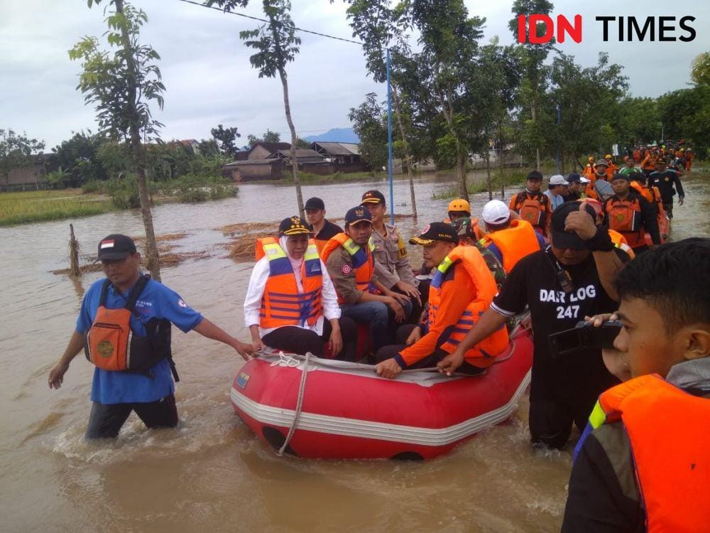 Gubernur Jawa Timur Khofifah Indar Parawansa (dua dari kiri) sedang meninjau lokasi banjir di Kecamatan Balerejo, Kabupaten Madiun pada Maret 2019.IDN Times/Nofika Dian Nugroho