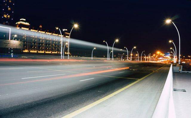 Ilustrasi lampu penerang jalan - pexels.com/jc dubi