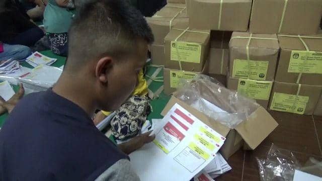 Ilustrasi kegiatan menyortir surat suara - IDN Times / Aan Pranata