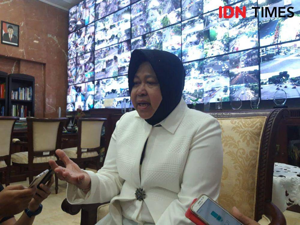 Wali Kota Surabaya Tri Rismaharini saat diwawancarai di ruang kerjanya. IDN Times/Fitria Madia