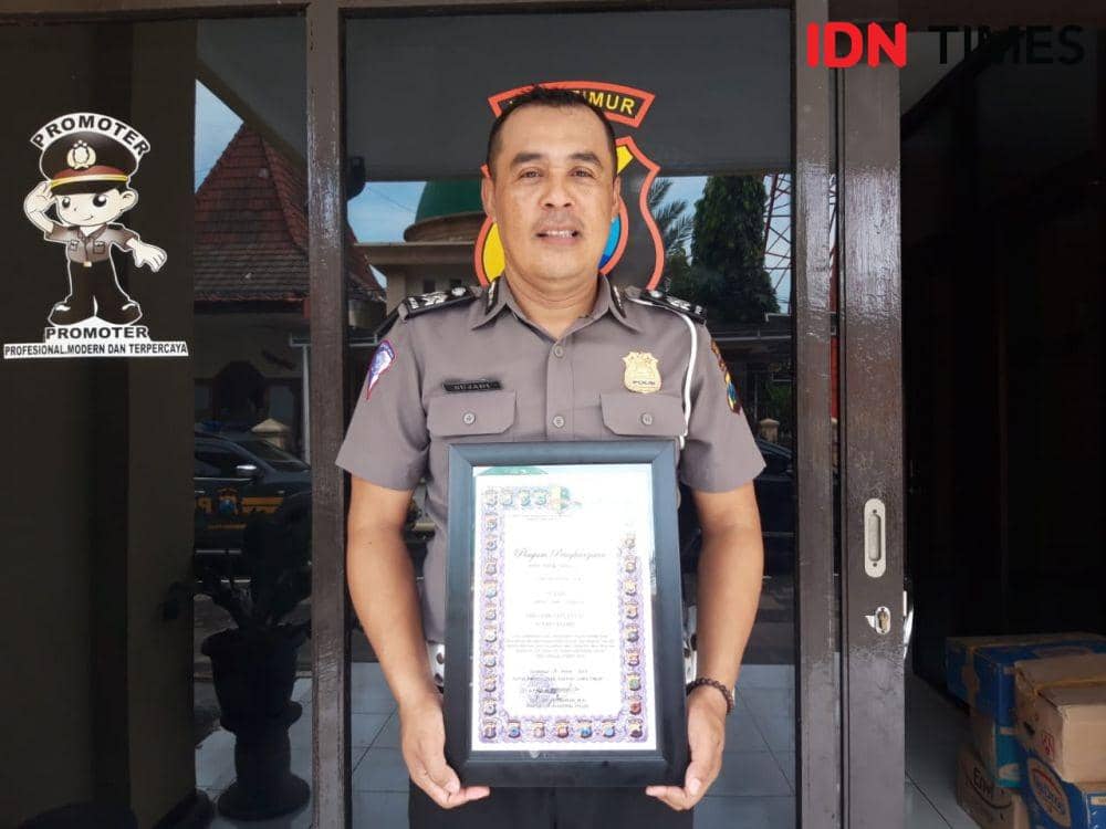 [CONVERT] Cerita Heroik Anggota Polisi Selamatkan Korban Banjir yang Tenggelam