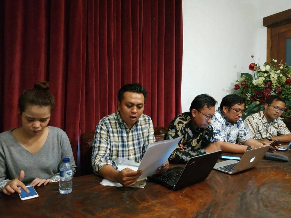 Deputi Indonesian Legal Rountable (ILR) Erwin Natosmal kedua dari kiri (IDN Times/Axel Jo Harianja)