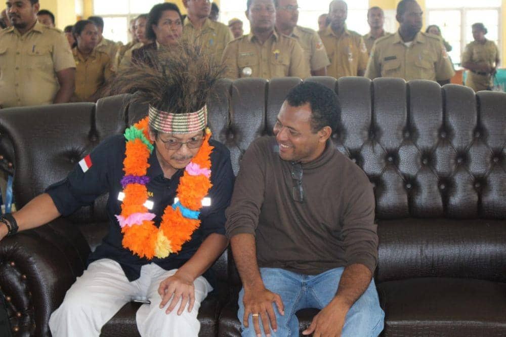 Dirjen Ketenagalistrikan Kementerian ESDM Rida Mulyana dan Bupati Kabupaten Mappi Kristosimus Agawemu (IDN Times/Axel Jo Harianja)