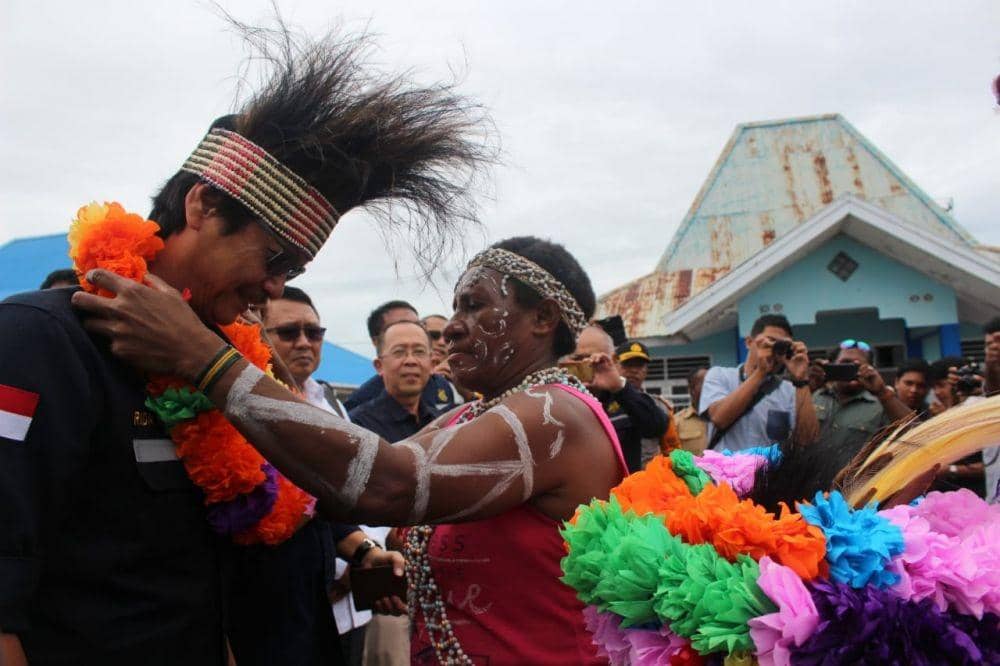 Dirjen Ketenagalistrikan Kementerian ESDM Rida Mulyana disambut dengan tarian selamat datang khas Papua (IDN Times/Axel Jo Harianja)