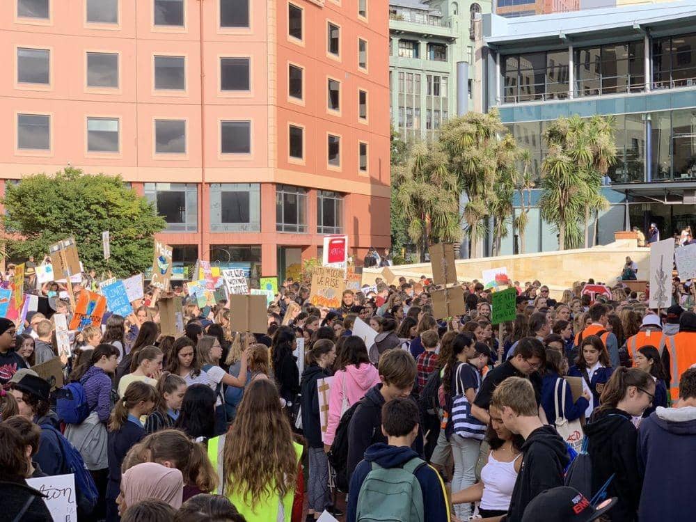 (Gerakan aksi Friday for Future di Selandia Baru) www.twitter.com/@MikeHudema