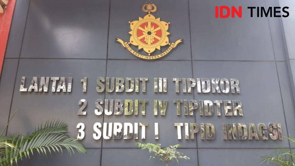 [BREAKING] OTT Rommy, Wakapolda Jatim Keluar dari Gedung Ditreskrimsus