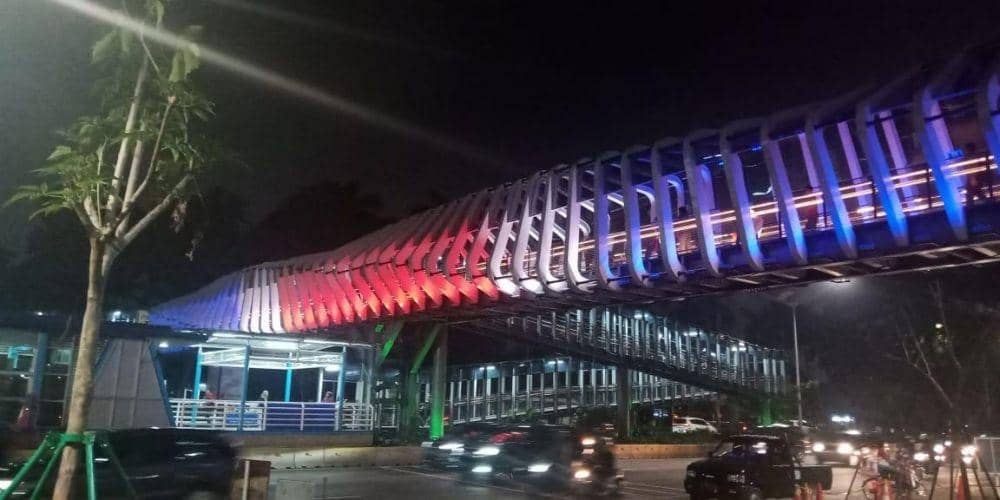 Sebuah JPO di Jakarta menyalakan warna bendera Selandia Baru sebagai bentuk solidaritas - twitter.com/firmanyursak