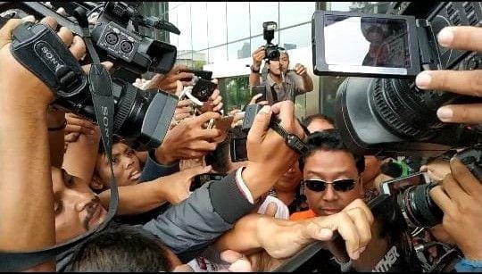 Rommy keluar gedung KPK (Axel Jo Harianja/IDN Times)