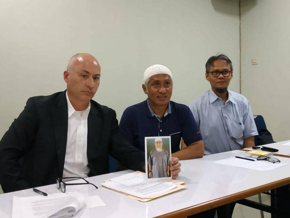 James menunjukkan foto Hambali (IDN Times/Axel Jo Harianja)