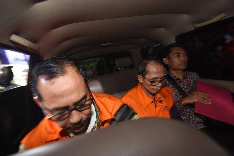 (Dua pejabat Kementerian Agama ditahan oleh penyidik KPK) ANTARA FOTO/Indrianto Eko Suwarso