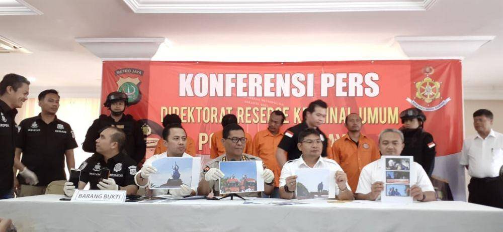 Konferensi Pers Kasus Pembajakan Mobil Tangki (IDN Times/Axel Jo Harianja)