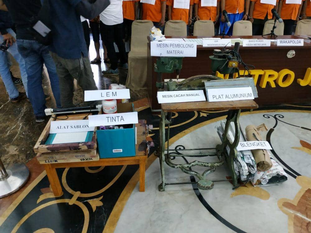 Barang Bukti Pembuatan Materai Palsu (IDN Times/Axel Jo Harianja)