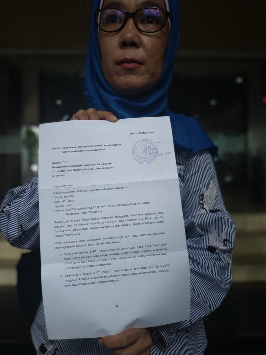 Nurullita menunjukkan surat laporannya (IDN Times/Axel Jo Harianja)