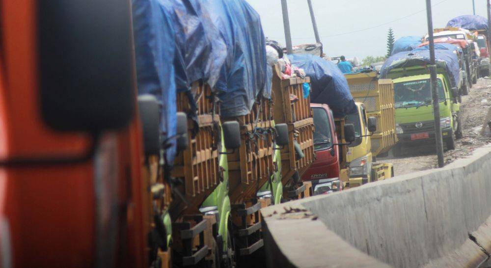 Antrian truk sampah mengular di pintu masuk TPST Piyungan. IDN Times/Daruwaskita