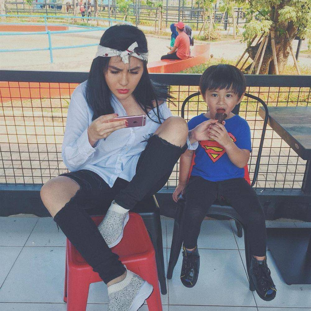 instagram.com/angelalee87