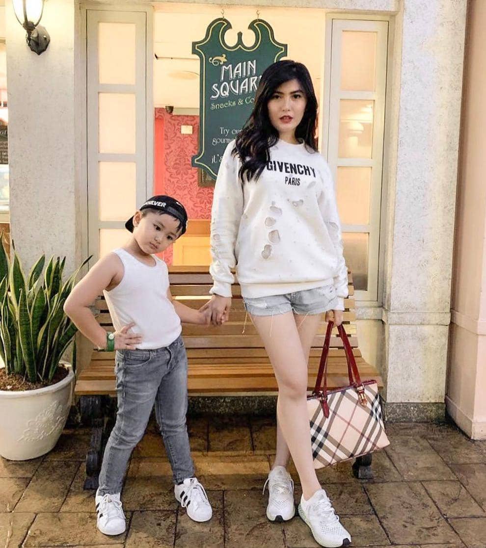 instagram.com/angelalee87