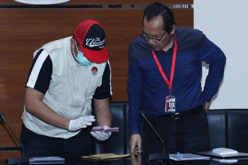 (Penyidik KPK tengah menunjukkan barang bukti dari OTT PT Krakatau Steel) ANTARA FOTO/Rivan Awal Lingga