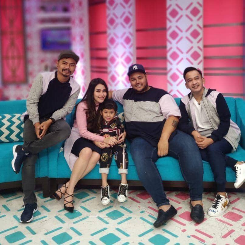 instagram.com/ayutingting92