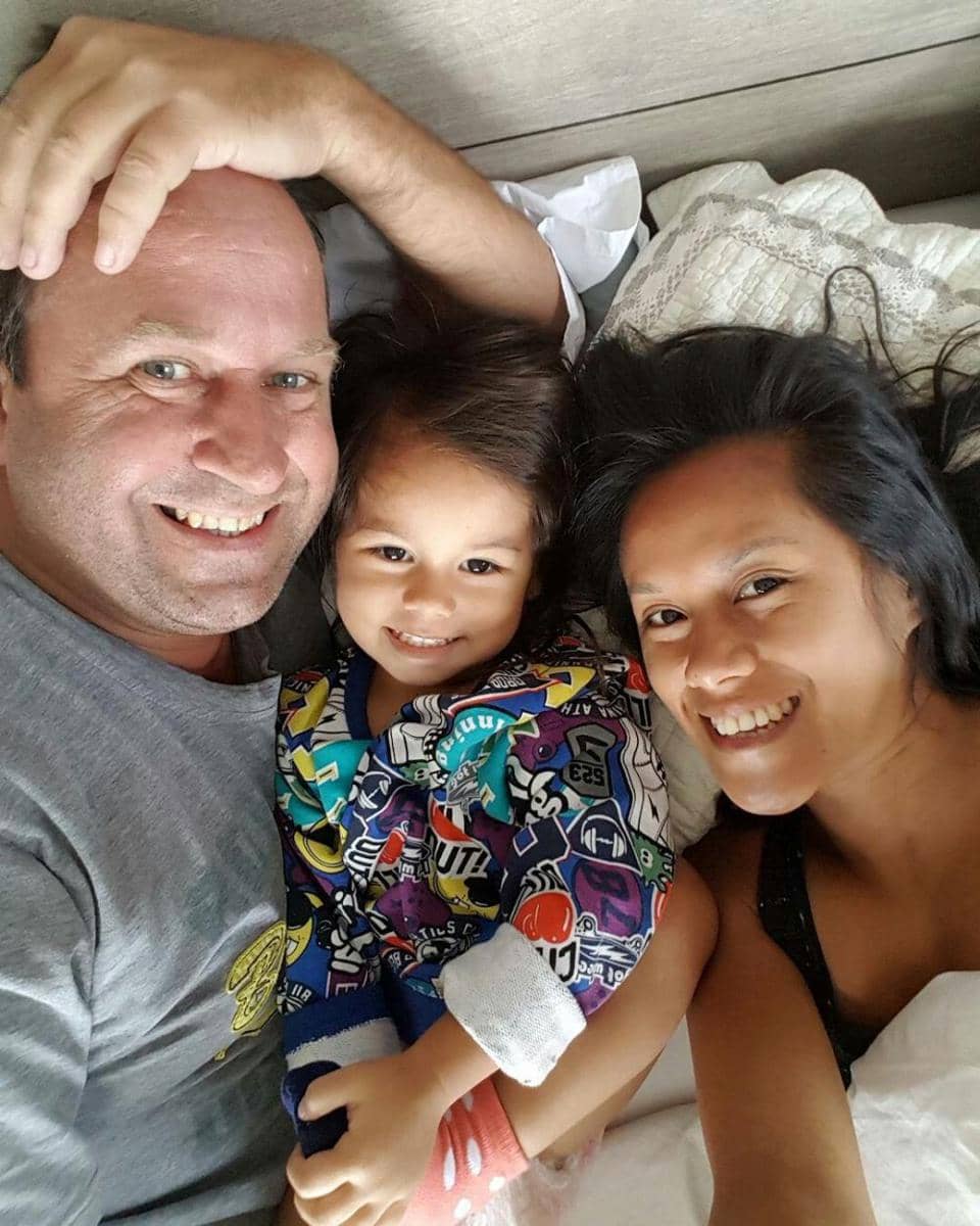 10 Potret Harmonis Keluarga Kecil Lia Waode yang Jarang Tersorot Media