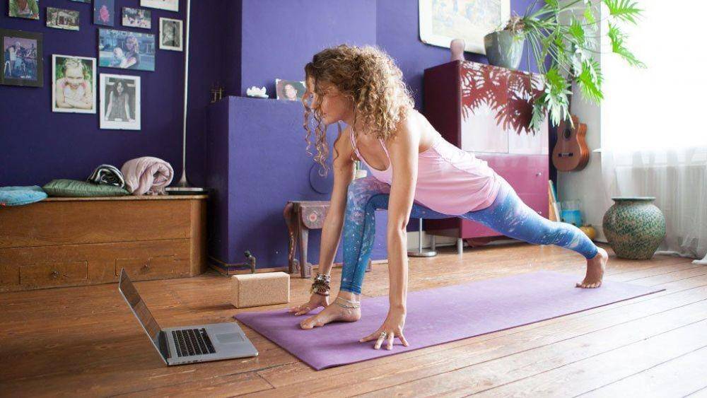 ekhartyoga.com