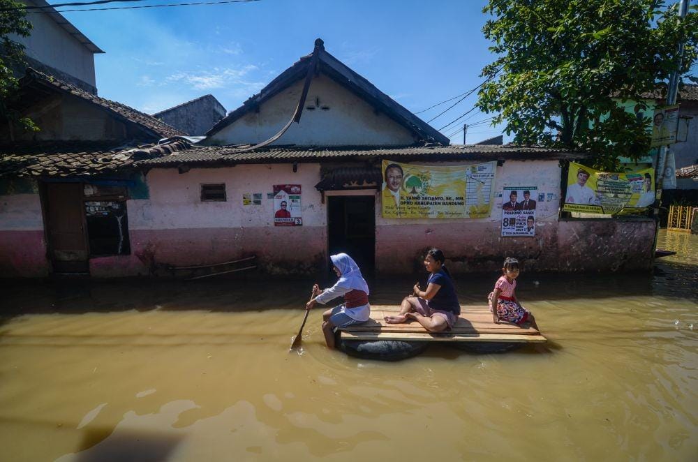 (Banjir di wilayah Kecamatan Dayeuhkolot, Kabupaten Bandung) ANTARA FOTO/Raisan Al Farisi