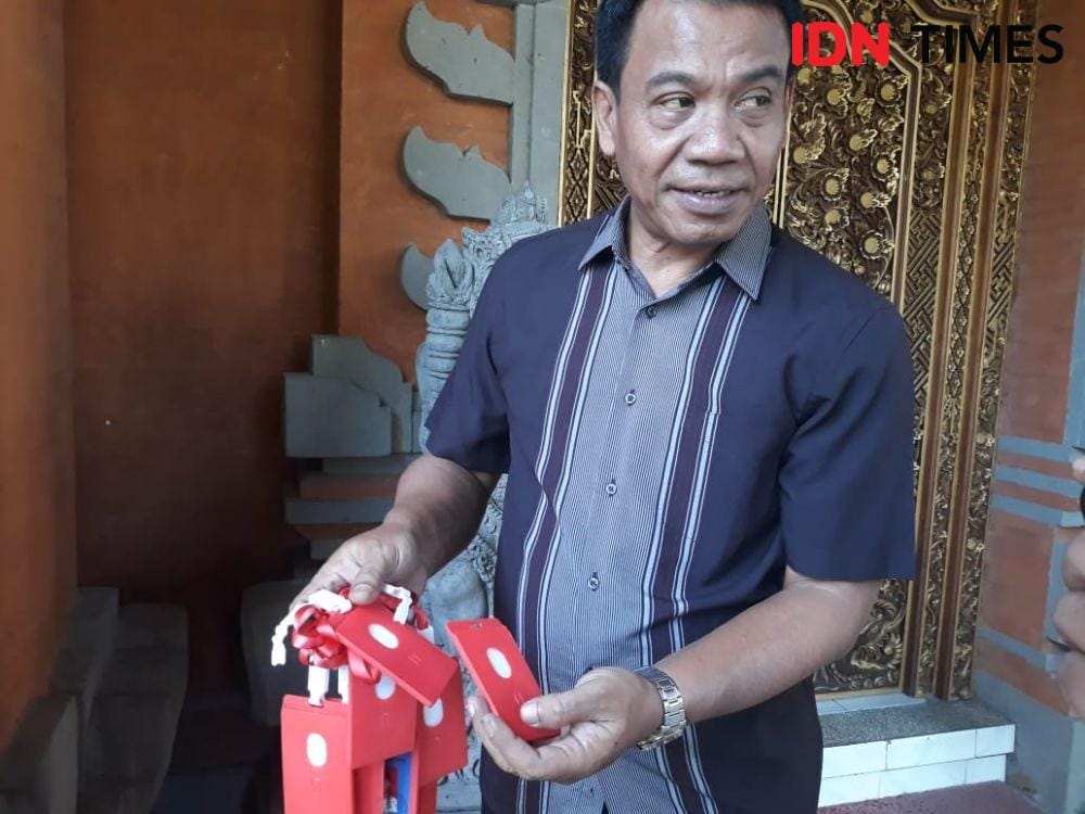 Kepala BKD Provinsi Bali, Ketut Lihadnyana, saat menunjukkan tanda pengenal para korban. (IDN Times/Imam Rosidin)