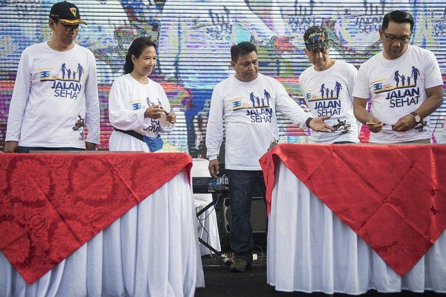 (Menteri BUMN Rini M Soemarno (kedua kiri) bersama Direktur Utama Pindad Abraham Mose (tengah), Gubernur Jawa Barat Ridwan Kamil (kanan)) ANTARA FOTO/M Agung Rajasa