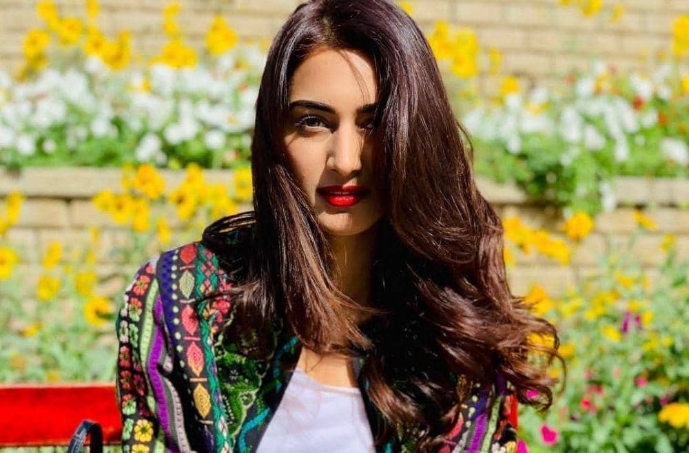 10 Potret Erica Fernandes, Pasangan Shaheer Sheikh di Dev & Sona