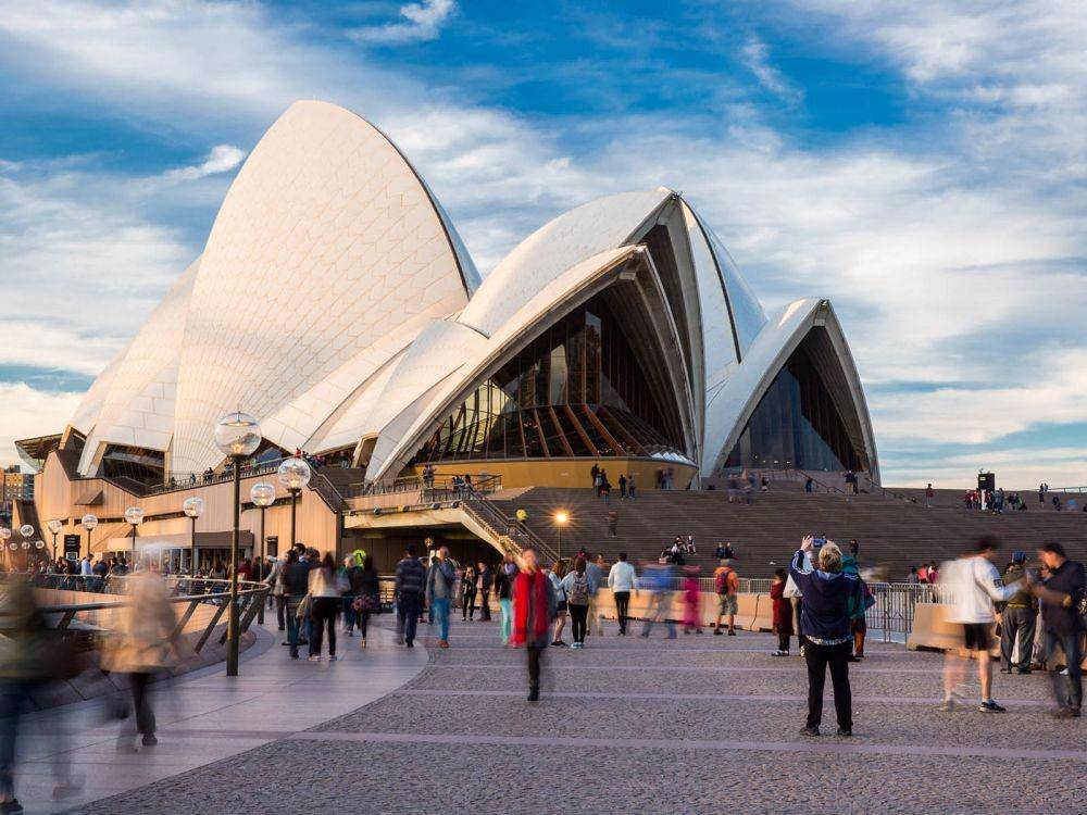 (Gedung Sydney Opera House di Australia) www.sydneyoperahouse.com