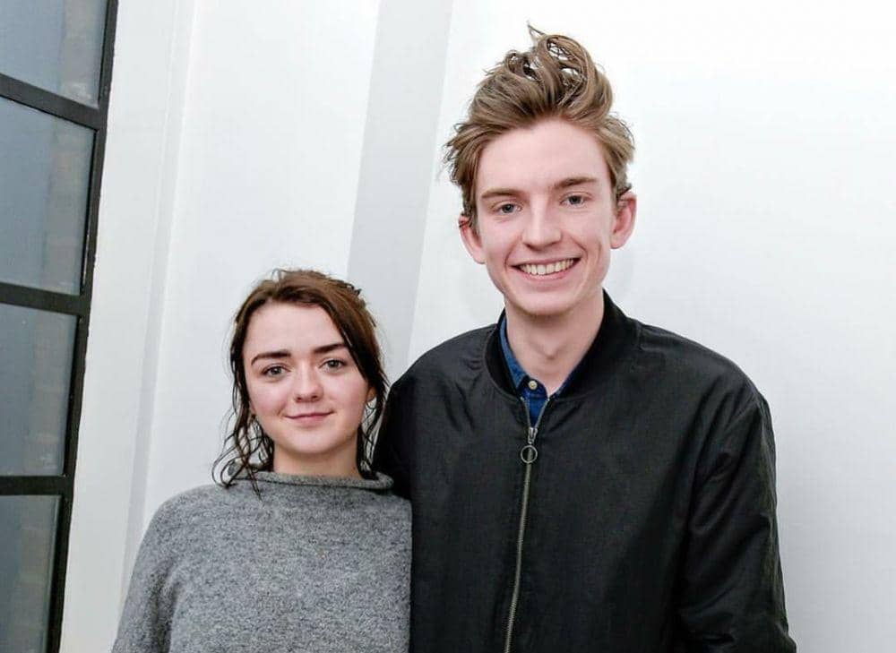 Langgeng Abis, 9 Potret Persahabatan Maisie Williams dan Bill Milner
