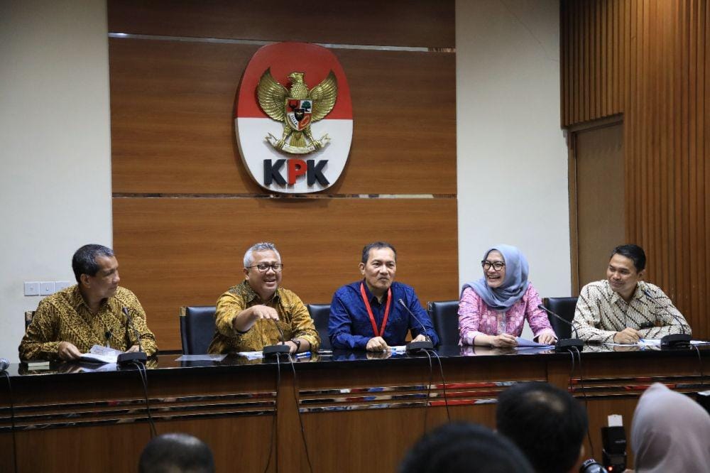 Pimpinan KPU dan KPK tengah menyampaikan keterangan pers di gedung KPK. (Biro Humas KPK)