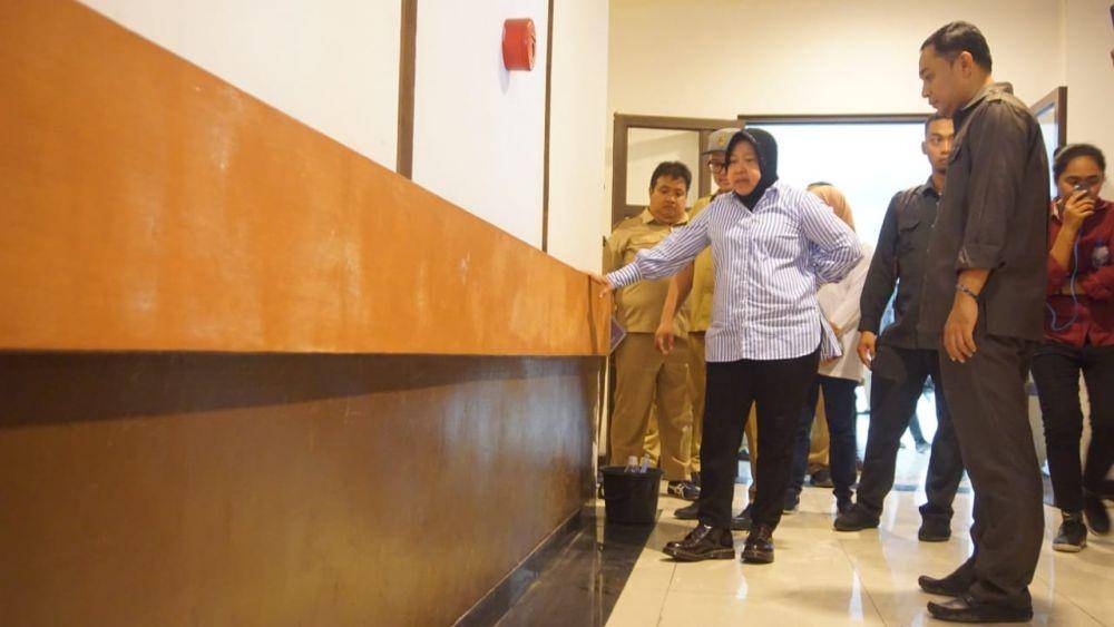Risma saat meninjau Gelor Bung Tomo. Dokumentasi Pemkot Surabaya