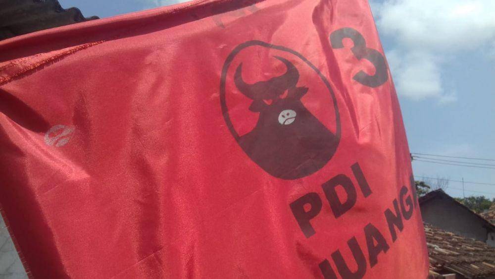 Ilustrasi bendera PDIP. IDN Times/Daruwaskita