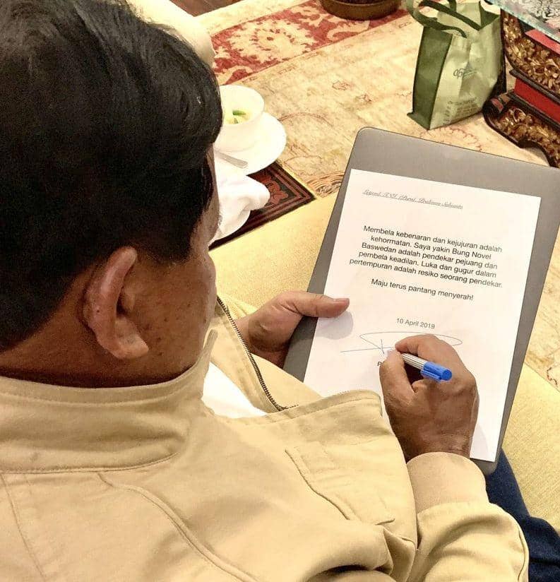 (Prabowo Subianto menulis pesan khusus untuk Novel Baswedan) www.twitter.com/@prabowo