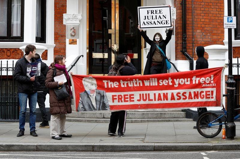 (Para demonstran berdemonstrasi di luar gedung Kedutaan Ekuador dan menuntut agar Julian Assange tak ditahan) ANTARA FOTO/Reuters/Peter Nichols