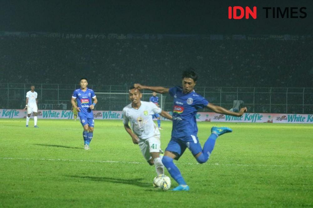 Arema versus Persebaya di stadion Kanjuruhan. IDN Times/Alfi Ramadana