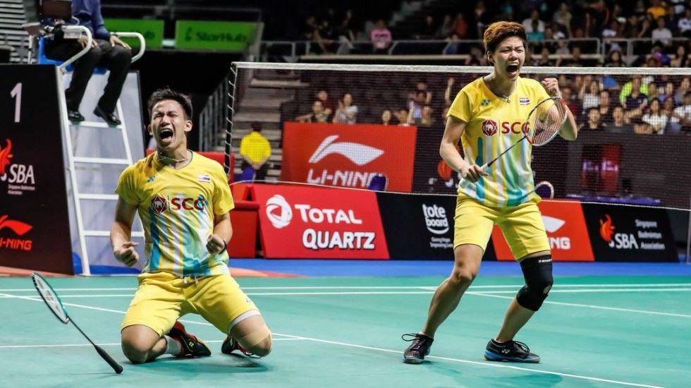 Aksi ganda campuran nomor 4 dunia, Dechapol Puavaranukroh/Sapsiree Taerattanachai, di ajang Kejuaraan Dunia Bulu Tangkis 2019. bwfbadminton.com