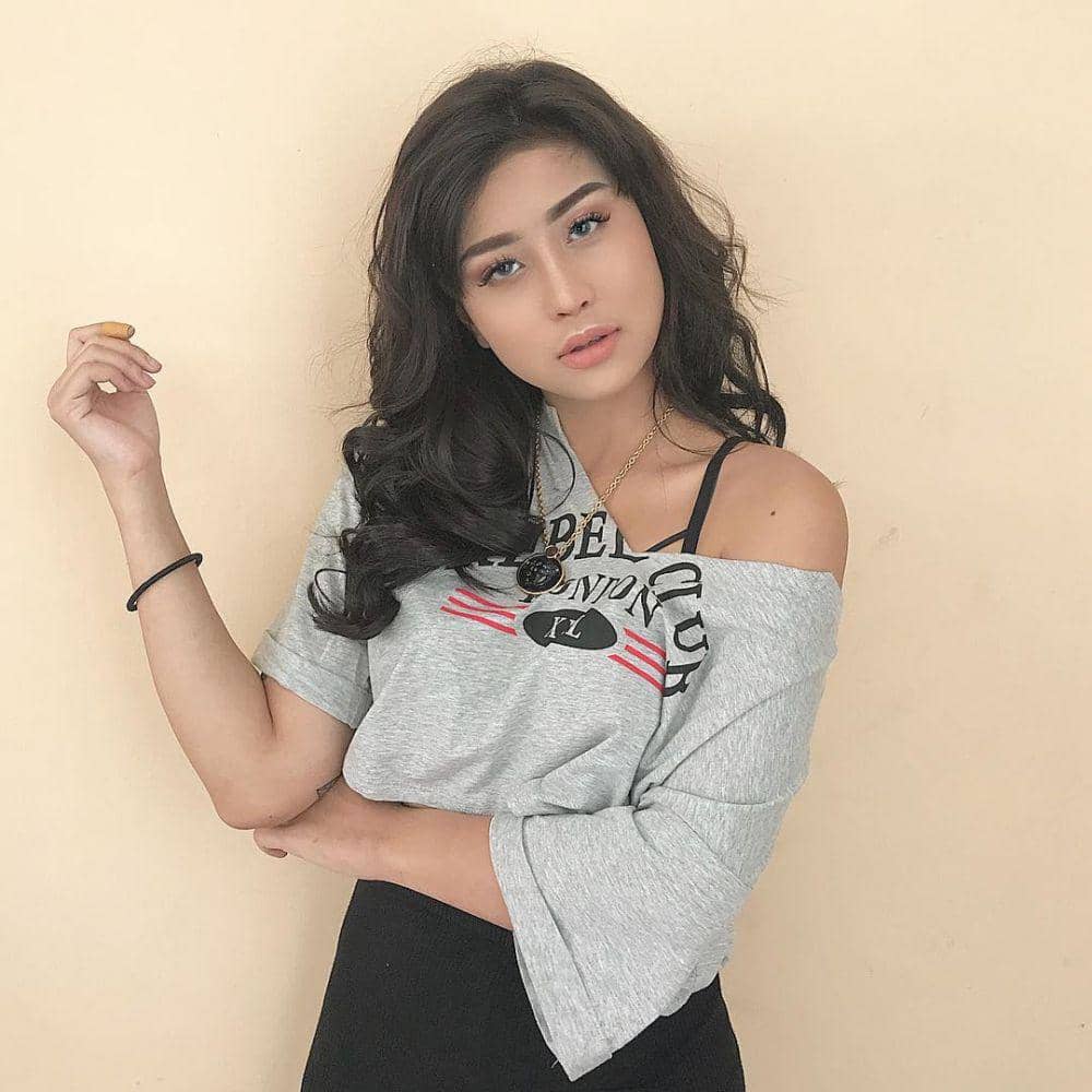 instagram.com/awkarin