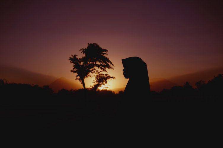 Ilustrasi wanita mengenakan jilbab atau kerudung. Unsplash.com/ilham akbar fauzi