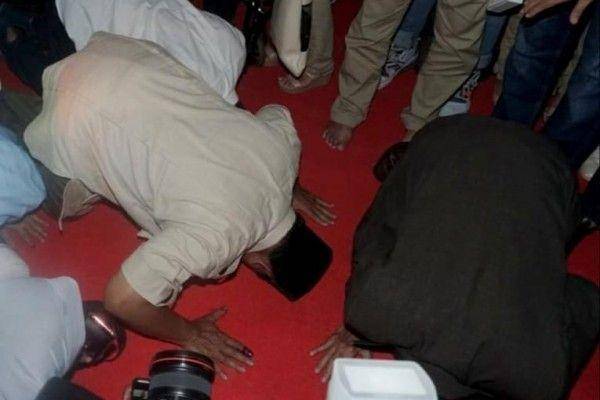 (Capres Prabowo Subianto ketika tengah melakukan sujud syukur di depan kediamannya pada 17 April 2019) IDN Times/Irfan Fathurohman