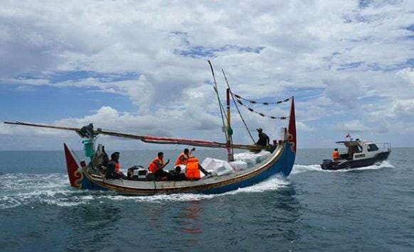 (Petugas KPPS mendistribusikan logistik pemilu ke daerah terpencil) ANTARA FOTO