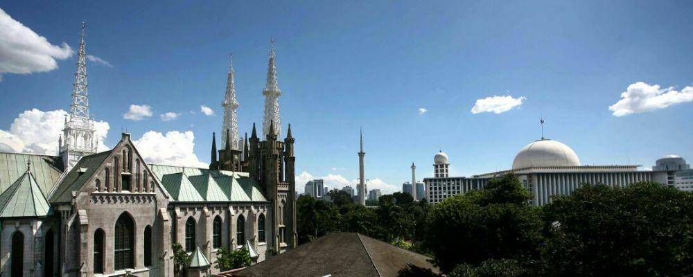 (Gereja Katedral berlokasi di seberang Masjid Istiqlal) www.facebook.com/katedraljakarta