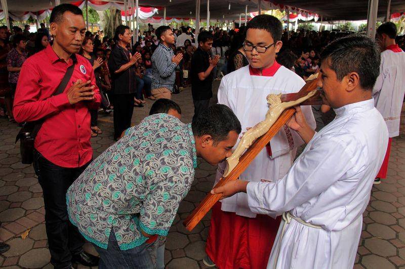 (Prosesi penghormatan salib Yesus Kristus) ANTARA FOTO/Dziki Oktomauliyadi