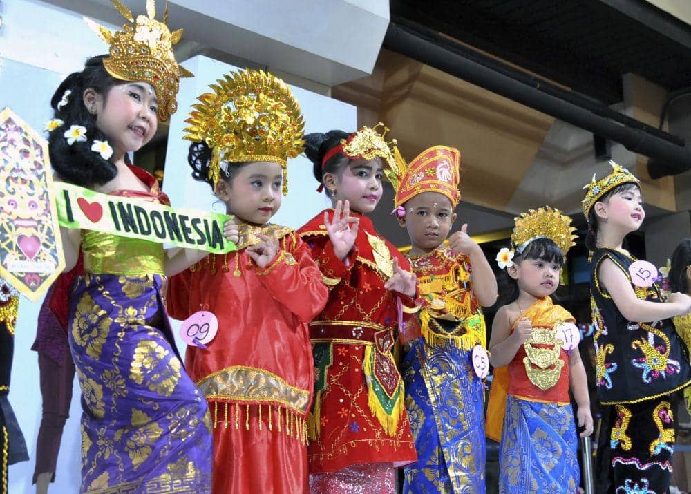Lomba peragaan busana daerah kategori PAUD dan TK, Bogor, untuk menyambut Hari Kartini. ANTARA FOTO/Arif Firmansyah