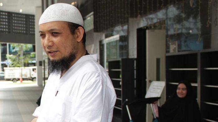 (Rina Emilda ketika mendampingi suaminya, Novel Baswedan menjalani pengobatan di Singapura) ANTARA FOTO/Monalisa