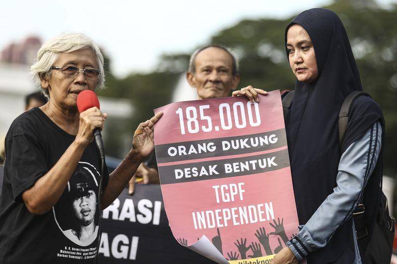 (Istri Novel Baswedan, Rina Emilda memegang petisi agar Presiden membentuk TGPF untuk mengungkap kasus teror suaminya) ANTARA FOTO/Nova Wahyudi