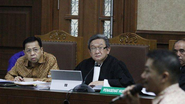 (Kuasa hukum Bupati Ahmad Yani, Maqdir Ismail (pakai kemeja hitam)ANTARA FOTO/Reno Esnir