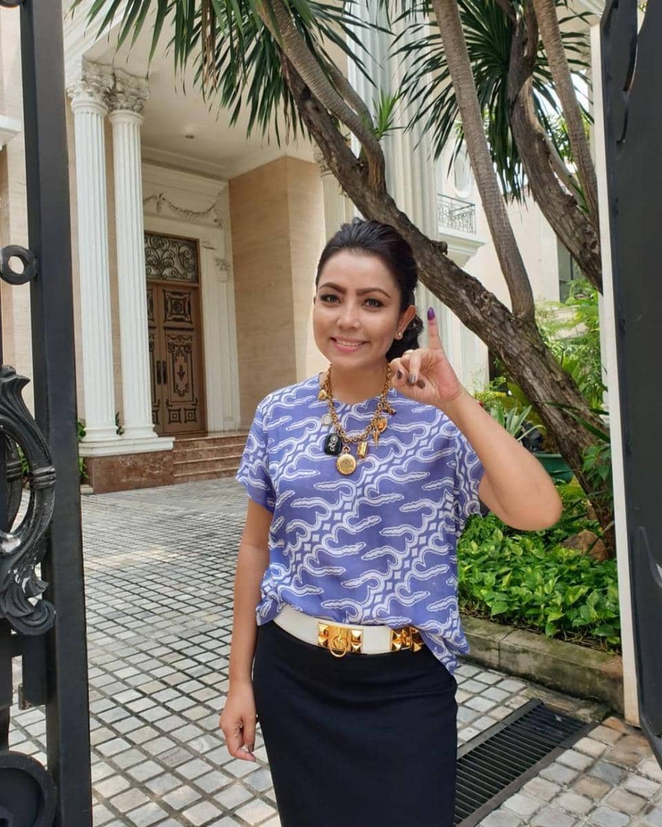 Instagram.com/mayangsaritrihatmodjoreal